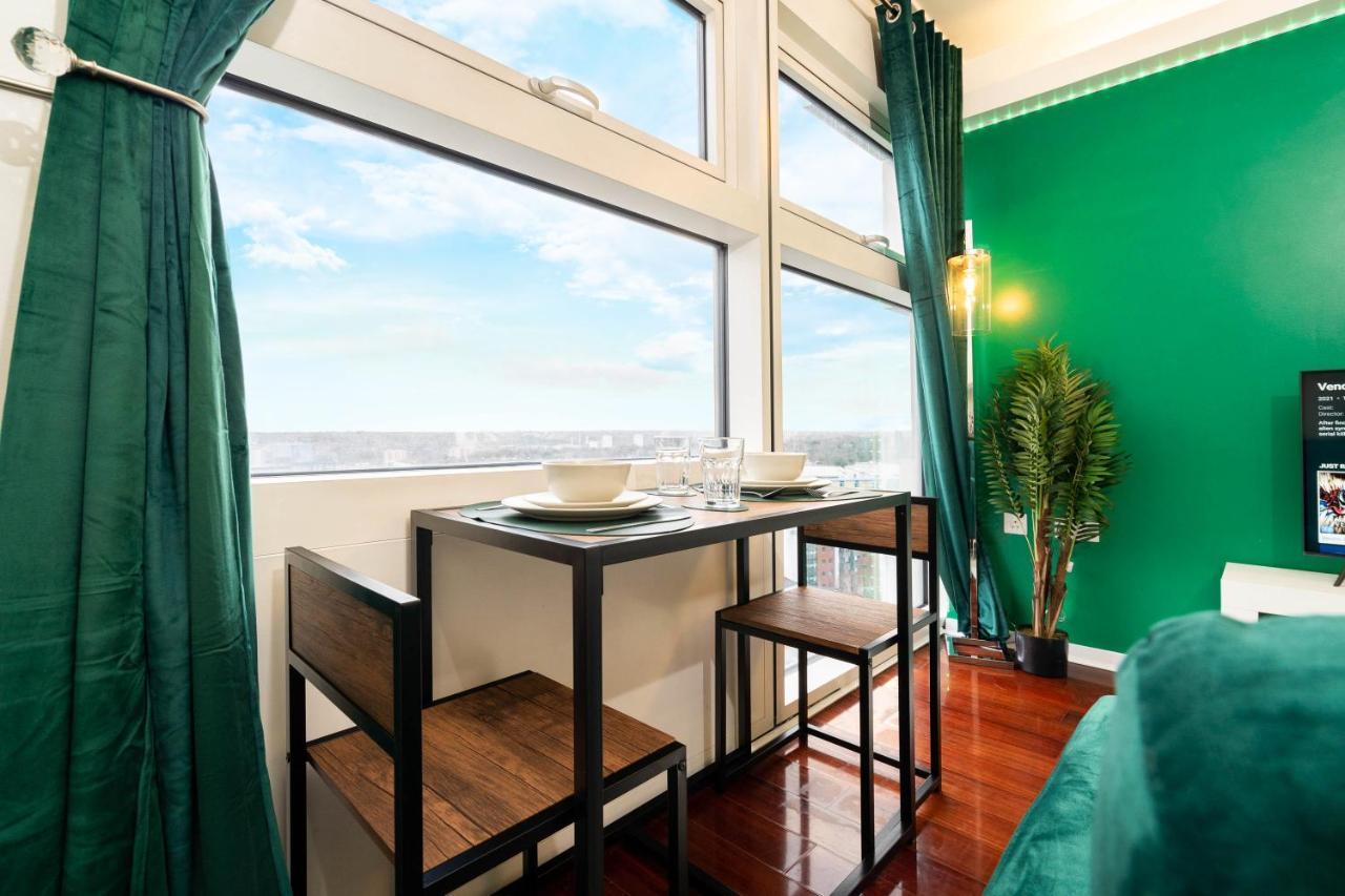 Maevela Apartments - Top Floor Rolex Themed Studio Apt Inside The Cube, Mailbox - Free Netflix & Wifi Birmingham Buitenkant foto